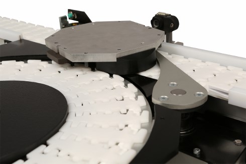 Merge and Diverts Pallet System on 2200 SmartFlex flexible chain conveyor