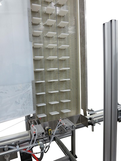 photo eye connecting to pusher connect to vertical conveyor belt