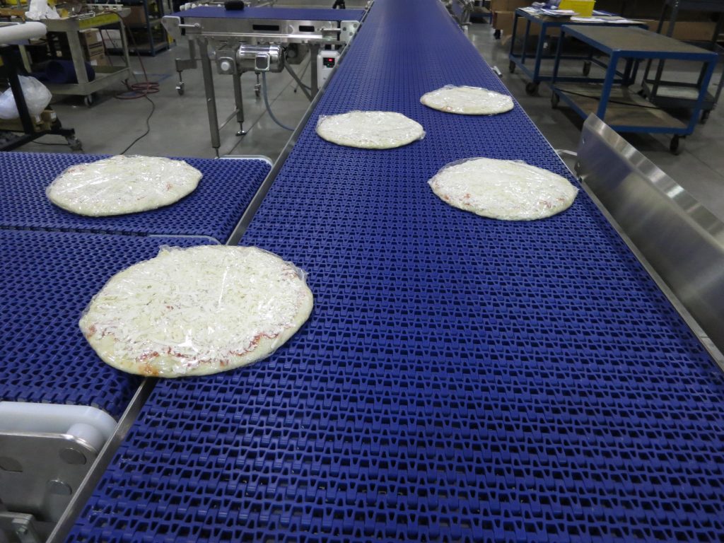 Nettoyer les pommes de terre sur un convoyeur à courroie, préparé pour  l'emballage. L'agroalimentaire, l'industrie alimentaire et le commerce de  la technologie concept Photo Stock - Alamy