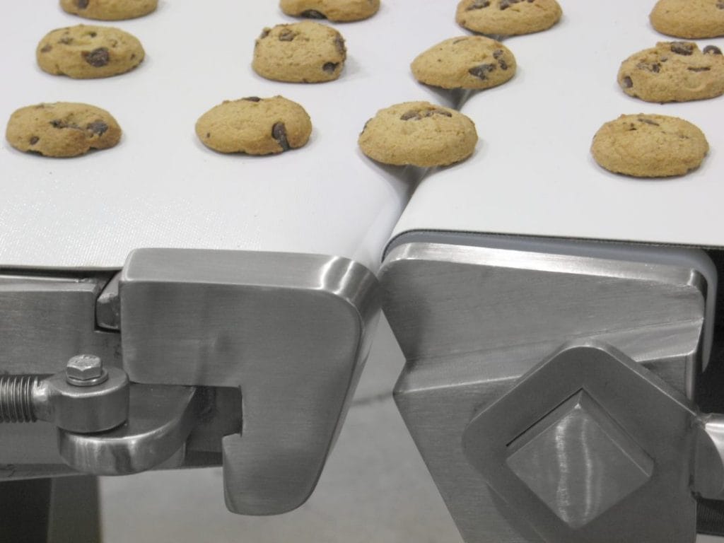 Nettoyer les pommes de terre sur un convoyeur à courroie, préparé pour  l'emballage. L'agroalimentaire, l'industrie alimentaire et le commerce de  la technologie concept Photo Stock - Alamy